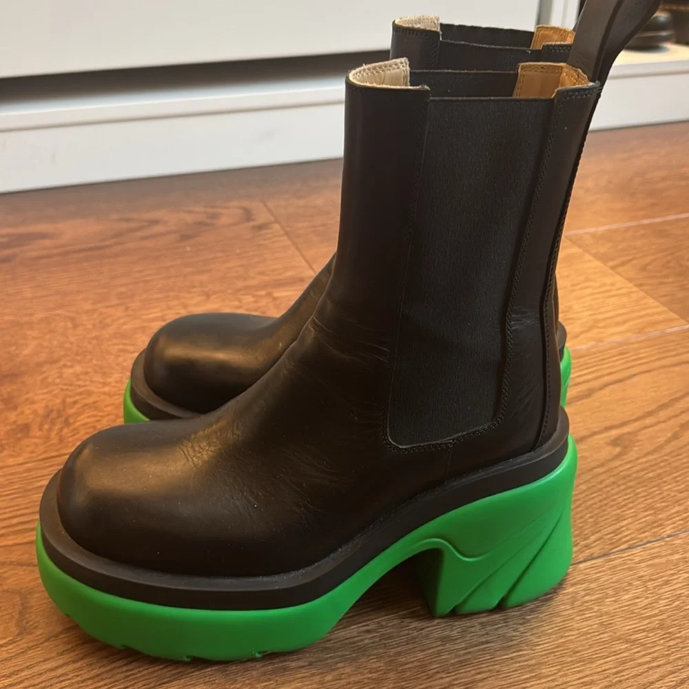 Bottega Veneta Black and Green Falsh Boots with Chunky Sole - Picture 5 of 11
